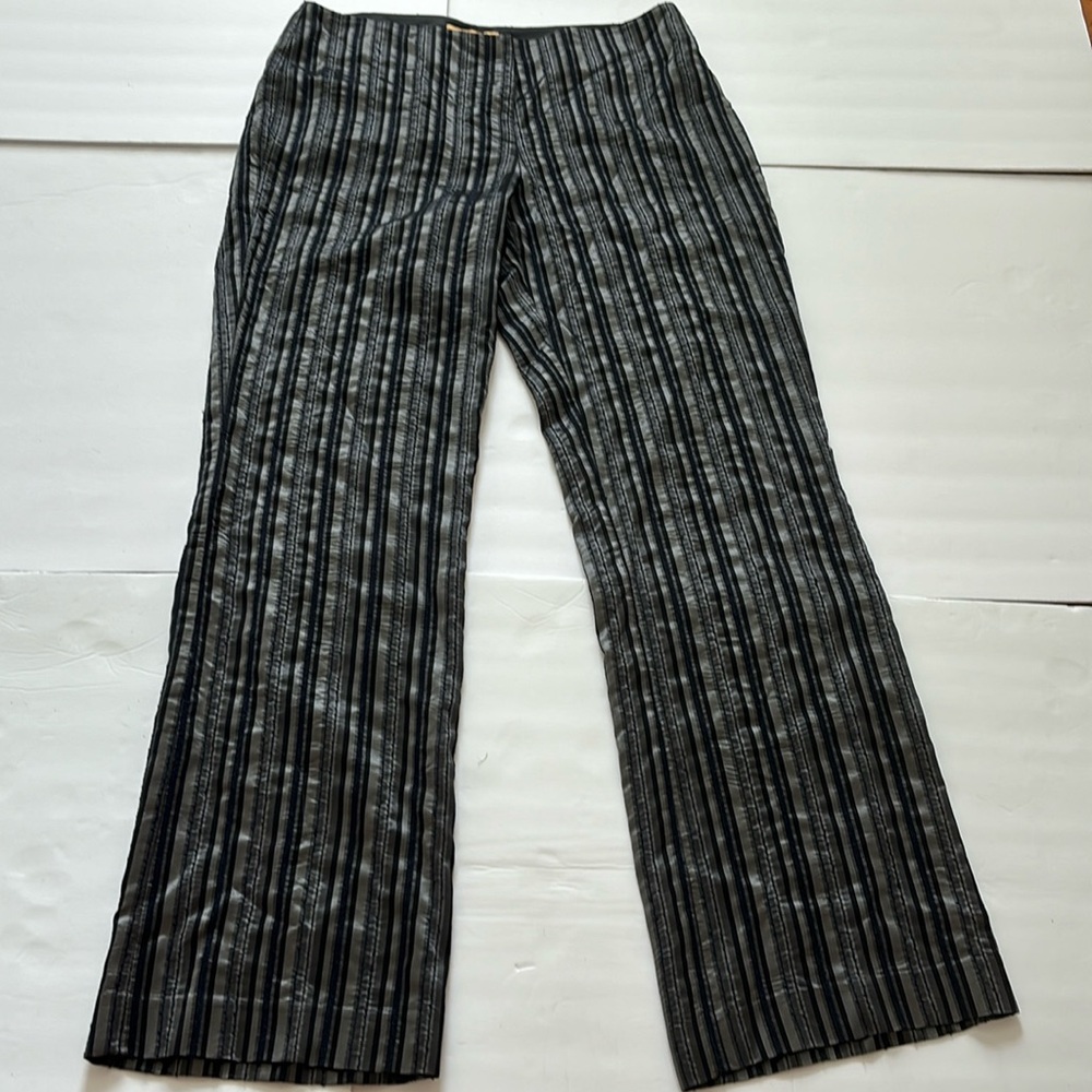 Women black pants.